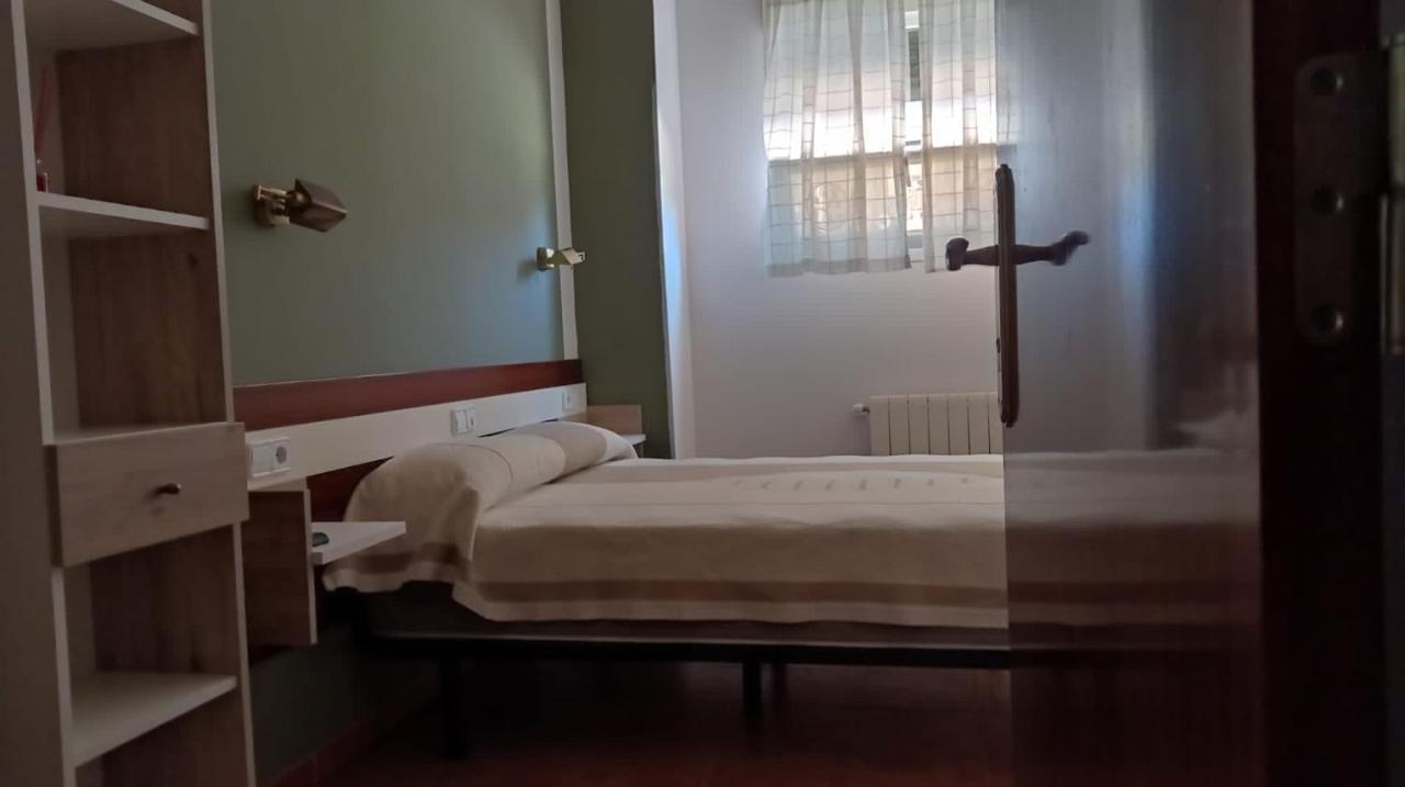 Alojamiento Numancia Pension Бургос Экстерьер фото